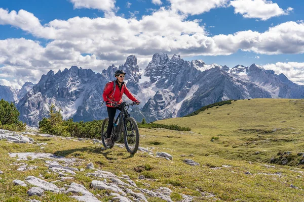 Nice Active Senior Woman Riding Her Electric Mountain Bike High — Stock Photo, Image