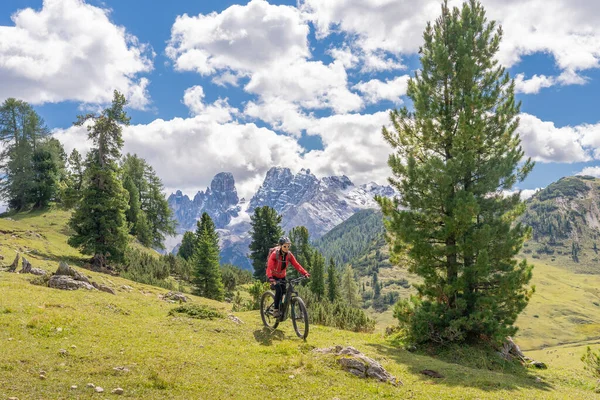 Mujer Mayor Agradable Activa Montar Bicicleta Montaña Eléctrica Meseta Alta — Foto de Stock
