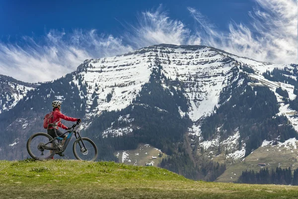 Mujer Bastante Mediana Edad Montar Bicicleta Montaña Eléctrica Principios Primavera — Foto de Stock