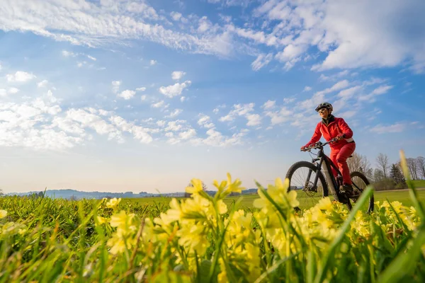 Csinos Középkorú Lovaglás Elektromos Mountain Bike Kora Tavasszal Allgau Hegyek — Stock Fotó