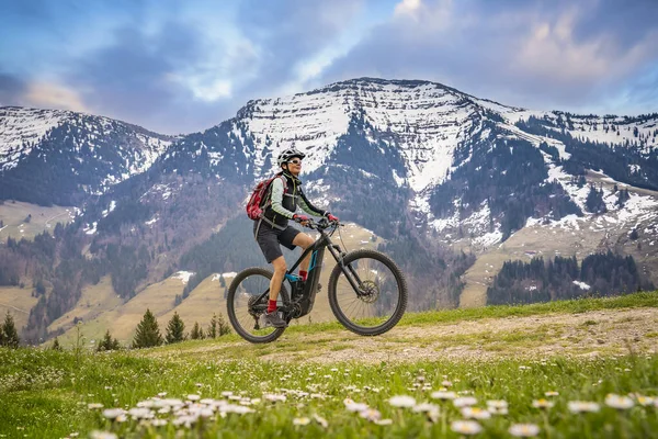 Mujer Bastante Mediana Edad Montar Bicicleta Montaña Eléctrica Principios Primavera — Foto de Stock