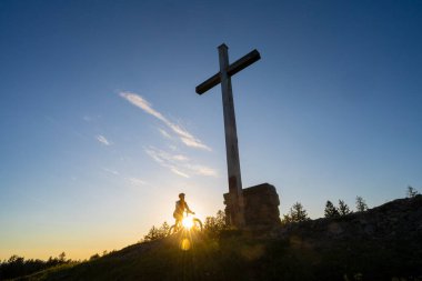 Allgau Alpleri, Allgau Alpleri, Bavyera Almanya 'da Salmas tepesinin altında, güneş ışığı altında elektrikli dağ bisikleti süren güzel yaşlı bir kadın.