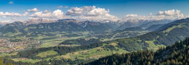 Sonthofen ve Oberstdorf, Allgau Alpleri, Bavyera, Almanya, Manzara fotoğrafçılığı arasındaki Iller vally Allgau High Alplerine muhteşem bir panoramik manzara