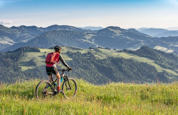 Nagyon Idős Lovaglás Elektromos Mountain Bike Hegyekben Felett Oberstaufen Azzal — Stock Fotó