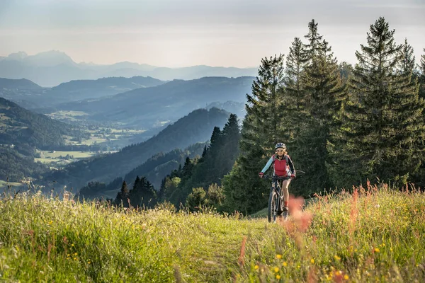 Mooie Oudere Vrouw Haar Elektrische Mountainbike Bergen Boven Oberstaufen Met — Stockfoto
