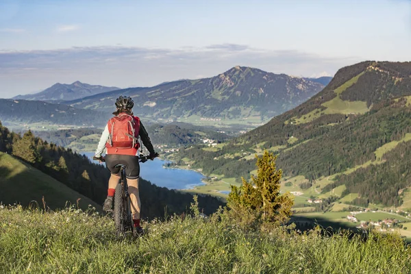 Mooie Oudere Vrouw Rijden Haar Elektrische Mountainbike Warme Dageraad Zonlicht — Stockfoto