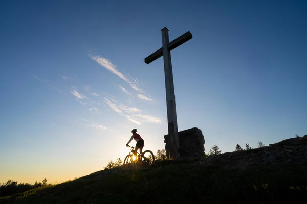 Csinos Idős Lovaglás Elektromos Mountain Bike Meleg Hajnalban Napfény Alatt — Stock Fotó