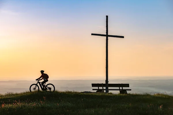 Csinos Idős Lovaglás Elektromos Mountain Bike Meleg Hajnalban Napfény Alatt — Stock Fotó