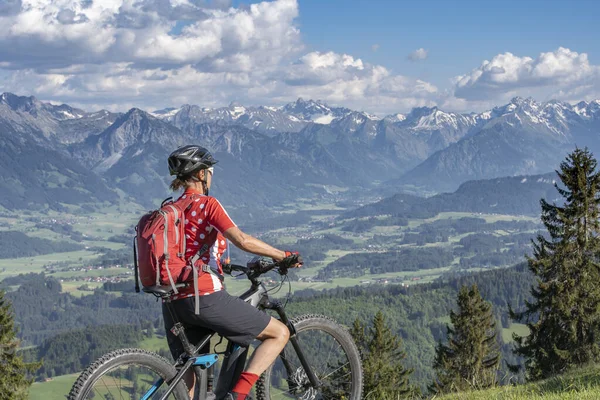 Mooie Oudere Vrouw Rijden Haar Elektrische Mountainbike Bergen Boven Het — Stockfoto