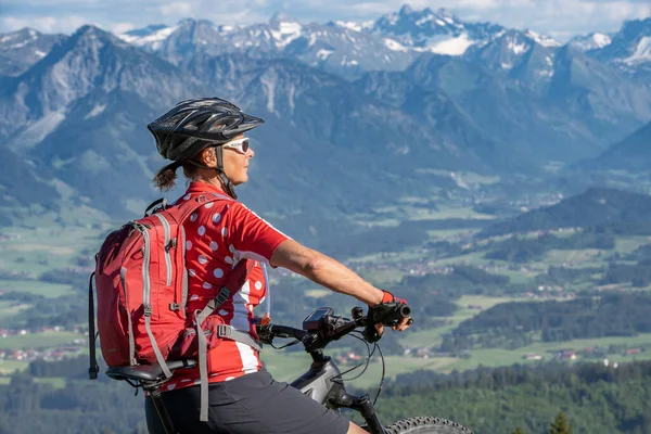 Hübsche Seniorin Mit Ihrem Elektro Mountainbike Auf Den Bergen Über — Stockfoto