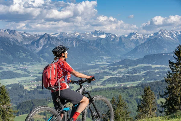 Mooie Oudere Vrouw Rijden Haar Elektrische Mountainbike Bergen Boven Het — Stockfoto