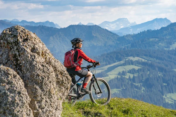 Vacker Äldre Kvinna Rida Sin Elektriska Mountainbike Varm Gryning Solljus — Stockfoto