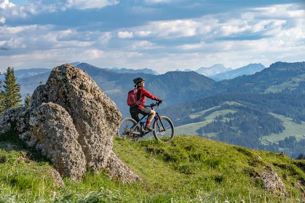 Csinos Idős Lovaglás Elektromos Mountain Bike Meleg Hajnalban Napfény Élvezi — Stock Fotó