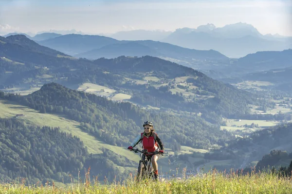 Mooie Oudere Vrouw Haar Elektrische Mountainbike Bergen Boven Oberstaufen Met — Stockfoto