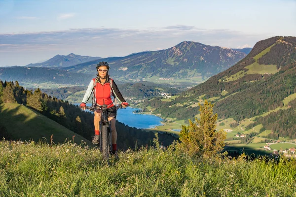 Bonita Mujer Mayor Montando Bicicleta Montaña Eléctrica Las Alturas Sol — Foto de Stock
