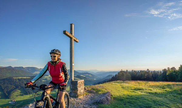 Mooie Oudere Vrouw Rijden Haar Elektrische Mountainbike Warme Dageraad Zonlicht — Stockfoto