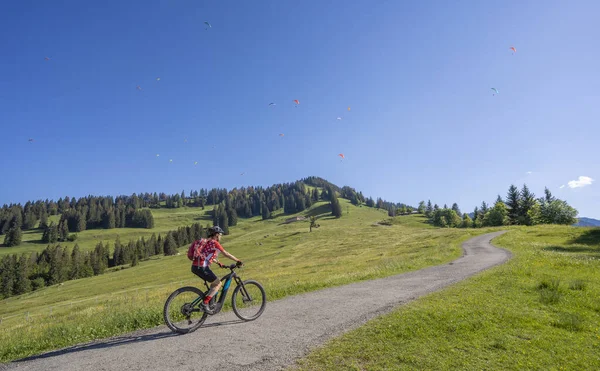 Bonita Mujer Mayor Montando Bicicleta Montaña Eléctrica Las Montañas Sobre — Foto de Stock