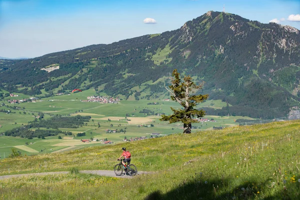 Bonita Mujer Mayor Montando Bicicleta Montaña Eléctrica Las Montañas Sobre — Foto de Stock