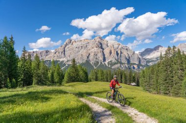 Alta Badia Dolomitleri 'ndeki Pralongia Platosu' nda bisiklet süren oldukça aktif son sınıf öğrencisi bir kadın Backg, South Tirol ve Trentino, İtalya 'da Sasso öldü.