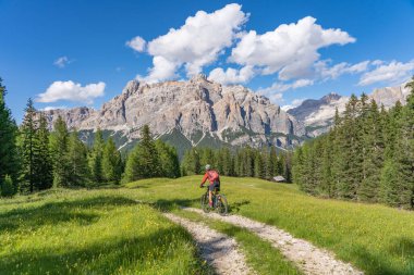 Alta Badia Dolomitleri 'ndeki Pralongia Platosu' nda bisiklet süren oldukça aktif son sınıf öğrencisi bir kadın Backg, South Tirol ve Trentino, İtalya 'da Sasso öldü.