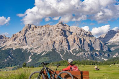 Alta Badia Dolomitleri 'ndeki Pralongia Platosu' nda bisiklet süren oldukça aktif son sınıf öğrencisi bir kadın Backg, South Tirol ve Trentino, İtalya 'da Sasso öldü.