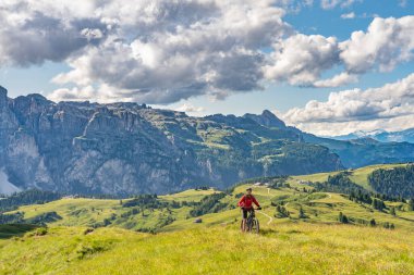 Alta Badia Dolomitleri 'ndeki Pralongia Platosu' nda bisiklet süren oldukça aktif son sınıf öğrencisi bir kadın Backg, South Tirol ve Trentino, İtalya 'da Sasso öldü.