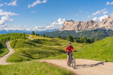 Alta Badia Dolomitleri 'ndeki Pralongia Platosu' nda bisiklet süren oldukça aktif son sınıf öğrencisi bir kadın Backg, South Tirol ve Trentino, İtalya 'da Sasso öldü.