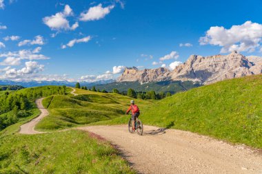 Alta Badia Dolomitleri 'ndeki Pralongia Platosu' nda bisiklet süren oldukça aktif son sınıf öğrencisi bir kadın Backg, South Tirol ve Trentino, İtalya 'da Sasso öldü.