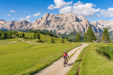 Alta Badia Dolomitleri 'ndeki Pralongia Platosu' nda bisiklet süren oldukça aktif son sınıf öğrencisi bir kadın Backg, South Tirol ve Trentino, İtalya 'da Sasso öldü.