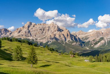 Alta Badia Dolomites 'teki Pralongia Platosu' ndan müthiş manzara Santa Cruce zirvesine doğru, Dolomitler 'in doruk noktası, Güney Tyrol ve Trentino, İtalya, dağ manzarası