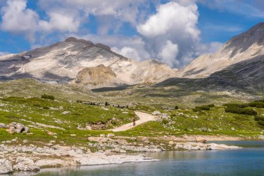 Fanes High Valley 'de, Alta Badia Dolomites, South Tirol ve Trentino, İtalya' daki Fanes-Sennes-Braies doğa parkında elektrikli dağ bisikletine binen son sınıf güzeli bir kadın.