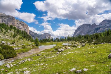 Alta Badia Dolomitleri 'nin Fanes-Sennes-Braies Doğa Parkındaki nefes kesici dağ manzarası, Güney Tyrol, İtalya