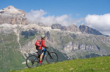  Sella Dağı 'nın ünlü bisiklet yolu Sella Ronda' da, Selva Wolkenstein, Val Gardena, Güney Tirol ve Trentino 'nun Dolomitleri' ne binen güzel, aktif son sınıf öğrencisi kadın.