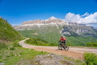  Sella Dağı 'nın ünlü bisiklet yolu Sella Ronda' da, Selva Wolkenstein, Val Gardena, Güney Tirol ve Trentino 'nun Dolomitleri' ne binen güzel, aktif son sınıf öğrencisi kadın.