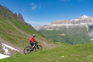  Sella Dağı 'nın ünlü bisiklet yolu Sella Ronda' da, Selva Wolkenstein, Val Gardena, Güney Tirol ve Trentino 'nun Dolomitleri' ne binen güzel, aktif son sınıf öğrencisi kadın.