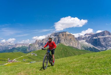  Sella Dağı 'nın ünlü bisiklet yolu Sella Ronda' da, Selva Wolkenstein, Val Gardena, Güney Tirol ve Trentino 'nun Dolomitleri' ne binen güzel, aktif son sınıf öğrencisi kadın.