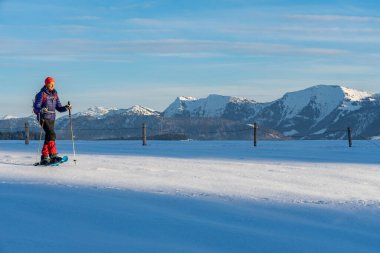 Oberstaufen, Bavyera, Almanya yakınlarındaki Allgaeu Alplerinde kar ayakkabısı giyen aktif son sınıf öğrencisi kadın.
