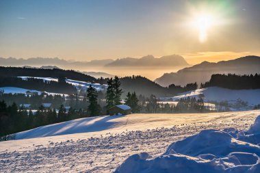 Avusturya 'nın Vorarlberg kentindeki Bregenzer Wald bölgesinde gün batımı. İsviçre' nin Saentis Dağı 'nın muhteşem manzarası.