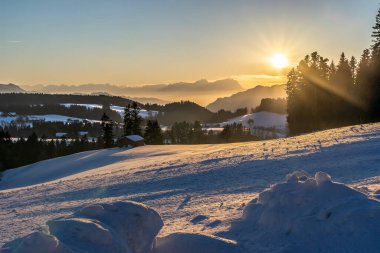 Avusturya 'nın Vorarlberg kentindeki Bregenzer Wald bölgesinde gün batımı. İsviçre' nin Saentis Dağı 'nın muhteşem manzarası.