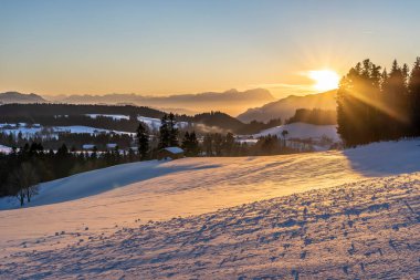 Avusturya 'nın Vorarlberg kentindeki Bregenzer Wald bölgesinde gün batımı. İsviçre' nin Saentis Dağı 'nın muhteşem manzarası.