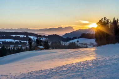 Avusturya 'nın Vorarlberg kentindeki Bregenzer Wald bölgesinde gün batımı. İsviçre' nin Saentis Dağı 'nın muhteşem manzarası.