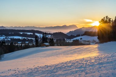 Avusturya 'nın Vorarlberg kentindeki Bregenzer Wald bölgesinde gün batımı. İsviçre' nin Saentis Dağı 'nın muhteşem manzarası.