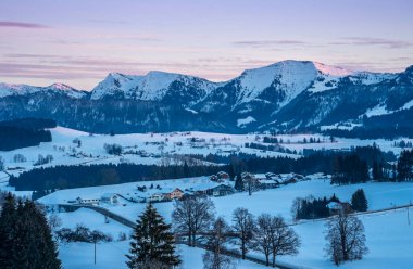 Allgaeu Alplerinde soğuk kış manzarası Oberstaufen, Bavyera, Almanya