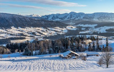 Allgaeu Alplerinde soğuk kış manzarası Oberstaufen, Bavyera, Almanya