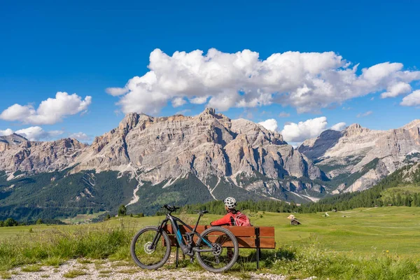 Ganska Aktiv Senior Kvinna Rider Sin Elektriska Mountainbike Pralongia Plateau — Stockfoto