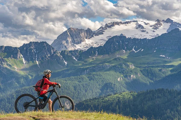Belle Femme Âgée Chevauchant Son Vélo Montagne Électrique Sur Plateau — Photo