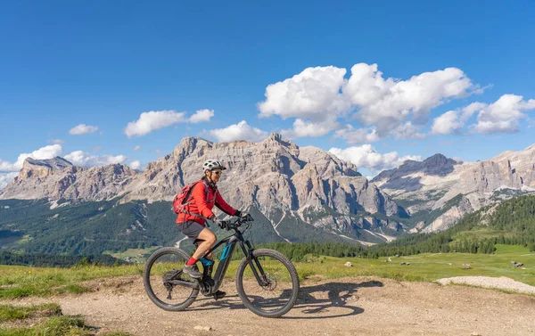 Dość Aktywna Seniorka Jeżdżąca Elektrycznym Rowerze Górskim Płaskowyżu Pralongia Dolomitach — Zdjęcie stockowe