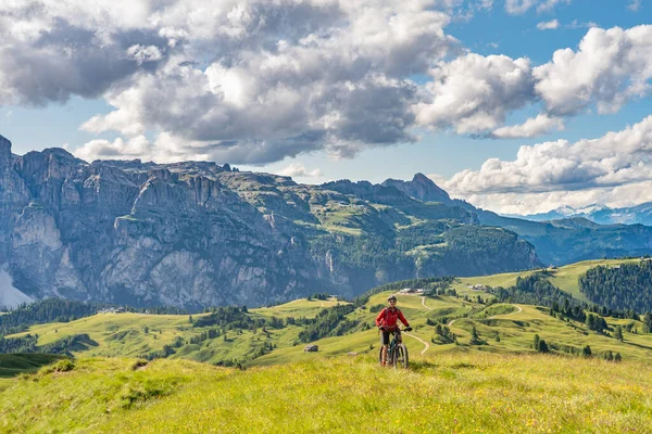 Vrij Actieve Seniorenvrouw Haar Elektrische Mountainbike Het Pralongia Plateau Alta — Stockfoto