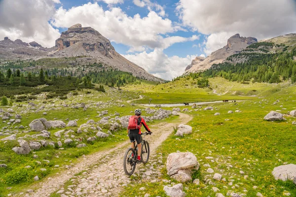 Vacker Senior Kvinna Rider Sin Elektriska Mountainbike Fanes High Valley — Stockfoto