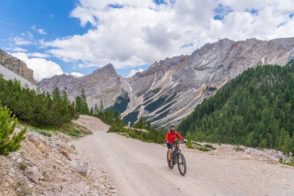 Vacker Senior Kvinna Rider Sin Elektriska Mountainbike Fanes High Valley — Stockfoto